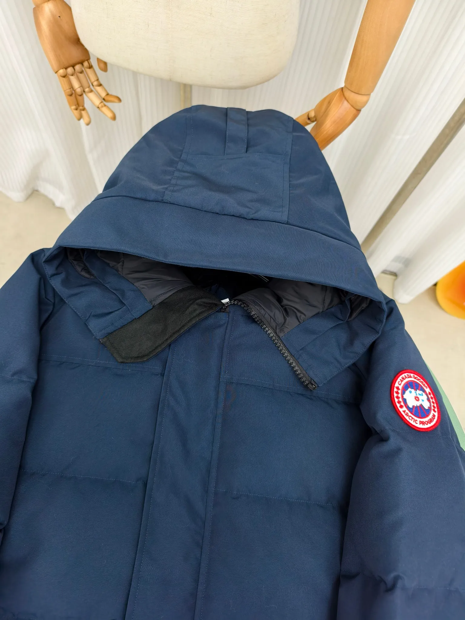 P700————2080M/New 17 models (higher version) Canada goose MacMillan parka. The MacMillan Parka features an innovative design with a streamlined hood detail, added shoulder straps and two additional interior pockets. This hip-length parka offers warmth and style with its quilted design and curved hem. Filled with extremely fluffy white duck down. The MacMillan Parka provides essential protection in all weathers. The adjustable down-connected hood improves warmth and protects against harsh weather. Rib knit cuffs tucked into the interior. The hood is equipped with a detachable zipper guard, and the hood trim can be replaced to create a personalized style and provide more protection (this jacket can be matched with wolf fur collar accessories, choose by yourself) ❤️The only version in the market Color: black red label black black label gray red label gray black label off-white red label navy red label Size: XS-2XL